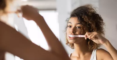 Hobi Berbagi Sikat Gigi dengan Orang Lain? Bahaya Mengintai