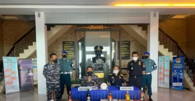 TNI AL Serahkan Ribuan Botol Mikol Ilegal ke Bea Cukai