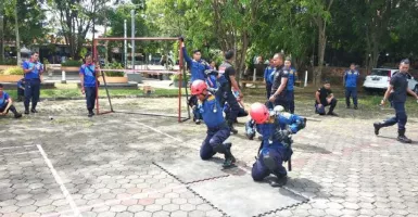 Cara Anggota Pemadam Kebakaran Tanjung Pinang Mengasah Kemampuan