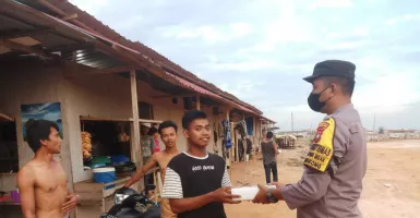 Polisi di Bengkong Sambangi Warga, Bawa Paket yang Bikin Happy