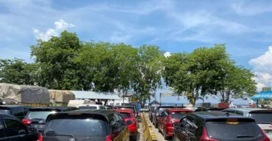 Waduh! Kendaraan Antre Berjam-jam di Pelabuhan Roro Tanjung Uban