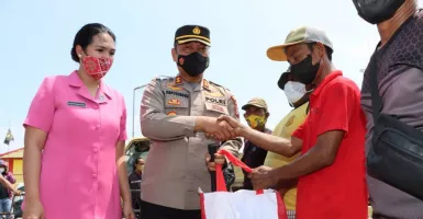 Kapolresta Tanjung Pinang Bagikan Titipan Presiden, Warga Bahagia