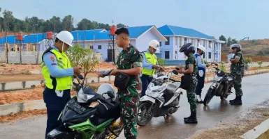 Anggota Lanud Hang Nadim Diperiksa Sebelum Masuk Kawasan Bandara