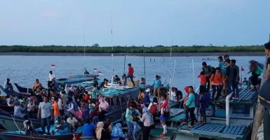 Cuaca Buruk Kapal Penyeberangan di Natuna Berhenti Beroperasi