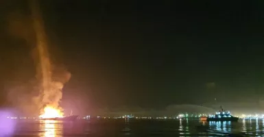 Kapal Barang dari Malaysia Terbakar di Batam, 2 ABK Terjebak