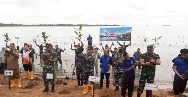 Aksi Tanam 4.500 Mangrove di Dompak Pecahkan Rekor MURI