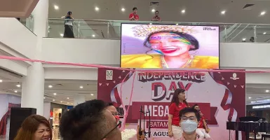 Kepala Disbudpar Lomba Makan Kerupuk Lawan GM Mega Mall