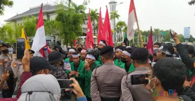 Demo Mahasiswa di Batam Diwarnai Bentrok dengan Polisi