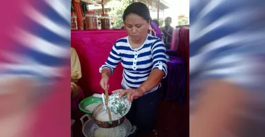 Kue Dumalo: Dibuat dengan Tempurung Kelapa