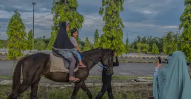 Berkuda di Sekitar Masjid Raya An Nur Pekanbaru