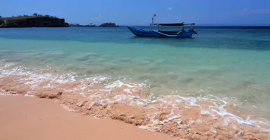 Mari Mencecap Romantisme Ala Pantai Pink Lombok