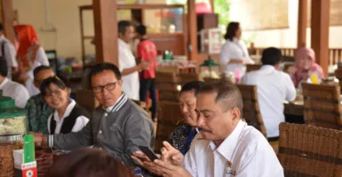Menpar Arief Yahya Ikut Jagongan di Pasar Kakilangit