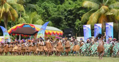 Tari Wor yang Enerjik Meriahkan Festival Biak Munara Wampasi