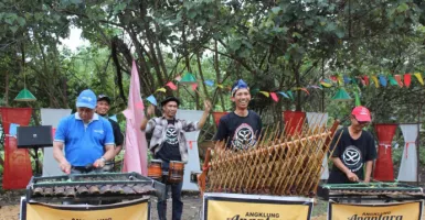 Sajian Angklung Menyemarakkan Pasar Mangrove