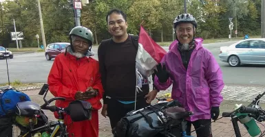 Dua Kakek Asal Riau ini Jelajahi Eropa dengan Sepeda
