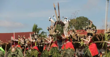 Topeng dan Trie Utami Tersaji di Festival Hudoq 2018