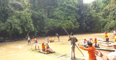 Adrenalin Tinggi di Festival Bamboo Rafting Gedung Batin