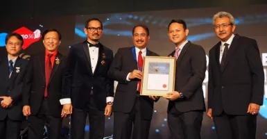 Menpar Raih AFEO Distinguished Honorary Fellow di Singapura