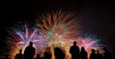 Wow, Meriahnya Kembang Api Dalam Festival Tanjung Kelayang