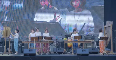 Wow! Angklung Dimainkan Musisi Jepang di Pasar Rakyat KORPRI