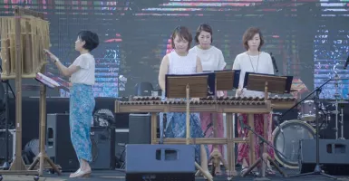 Wow! Angklung Dimainkan Musisi Jepang Di Pasar Rakyat KORPRI