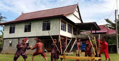 Pemuda Menjaga Budaya Tradisi Mappadendang di Sulsel