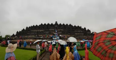 Hujan, tak Menghalangi Para Pengunjung ke Candi Borobudur