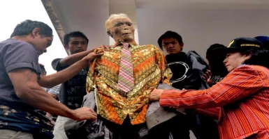 Ritual Gantikan Baju Leluhur yang Meninggal di Tana Toraja