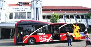 Naik Bus Wisata di Surabaya Bayar dengan Sampah Plastik