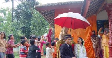 Tradisi Saweran Pernikahan Adat Sunda