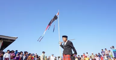 Bendera Ula-ula di Pesta Pernikahan Anak Bangsawan Suku Bajo