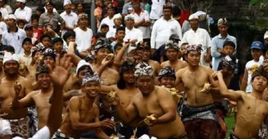 Begini Tradisi Mencabik Mayat di Bali