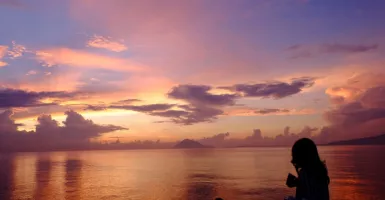 Menikmati Sunset dari Bibir Pantai Manado