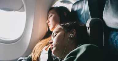 Begini Cara Tidur Pulas di Pesawat