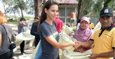 Salut, Warga Ceko Ikut Bersihkan Pantai di Aceh Singkil
