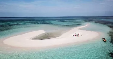 Indahnya Pulau Meko, Pasir Timbul di Tengah Lautan Flores Timur