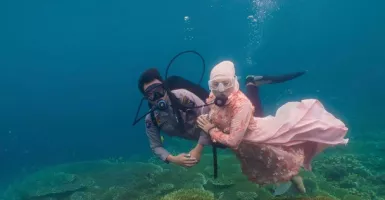 Sepasang Kekasih Foto Prewedding di Taman Laut Olele