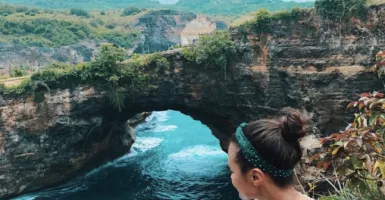 Pesinetron Amanda Rawles Jatuh Hati dengan Nusa Penida, Pantai Ini Salah Satunya!