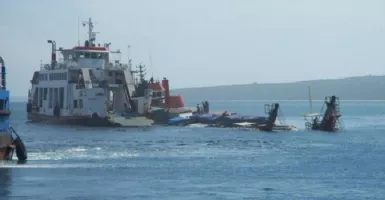 Akibat Cuaca Buruk Kapal Tabrak Karang di Kepulauan Seribu