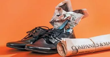 Benarkah Koran Bisa Mengatasi Bau Sepatu?