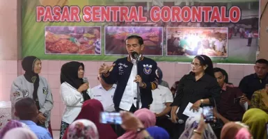 Datangi Pasar Sentral Kendari, Jokowi Belanja Baju & Peci Buat Cucu