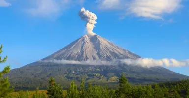 Hujan Abu Tipis Turun Seiring Aktivitas Vulkanik Gunung Merapi