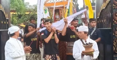 Sambut Hari Raya Nyepi, Umat Hindu di Surabaya Gelar Upacara Melasti