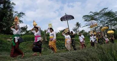 Viral, Video Bocah Jarah Uang Sesajen saat Upacara Melasti di Bali