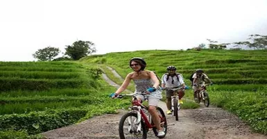 Ikutin Julia Roberts, Kapan Lagi Gowes Sepeda di Bali