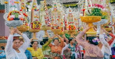Mapped Tradisi Bawa Sajen Khas Bali