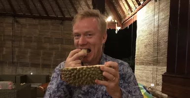 Begini Gaya Dubes Uni Eropa Saat Makan Durian