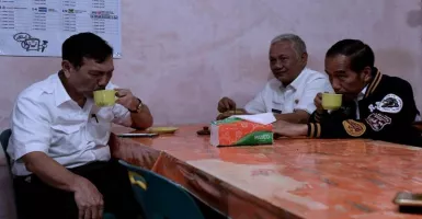 Beralaskan Taplak Meja Plastik, Jokowi Ngopi di Kedai Partungkoan