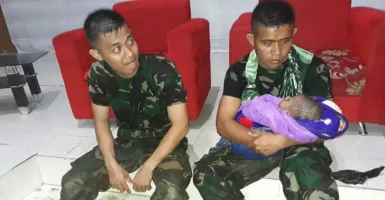 Prajurit TNI Selamatkan Bayi Usia 6 Bulan yang Terjebak Banjir di Sentani