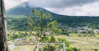 Indahnya Pemandangan Gunung Lokon, Sawah, Desa Dari Puncak Kai Santi